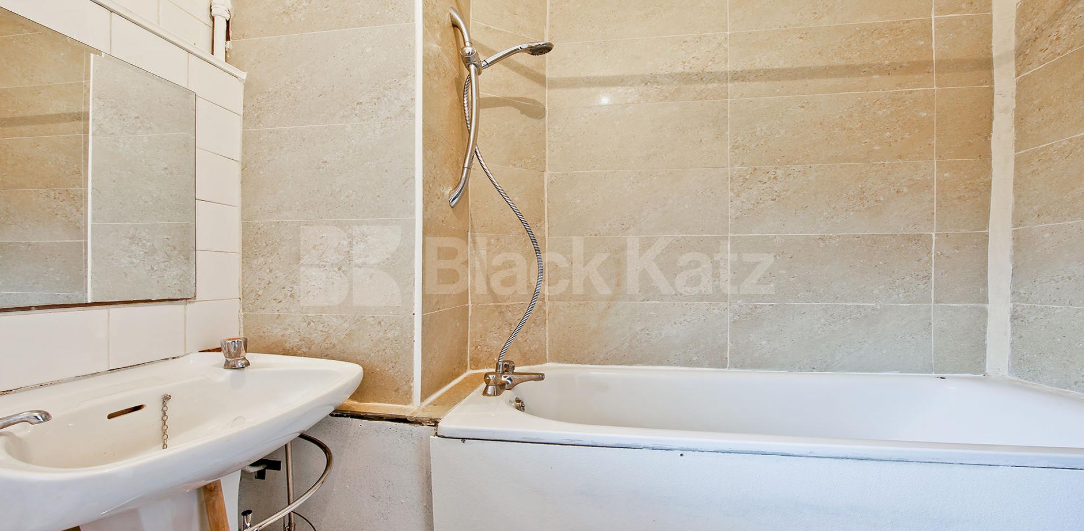 			LET , 2 Bedroom, 1 bath, 1 reception Apartment			 Peckham Road , Camberwell/Peckham